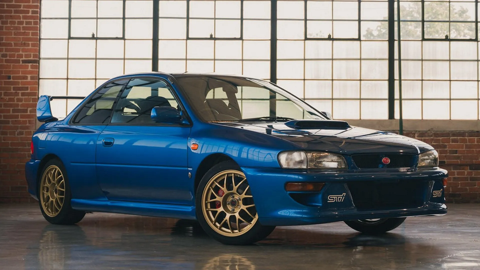 Sale a subasta el primer Subaru 22B STI